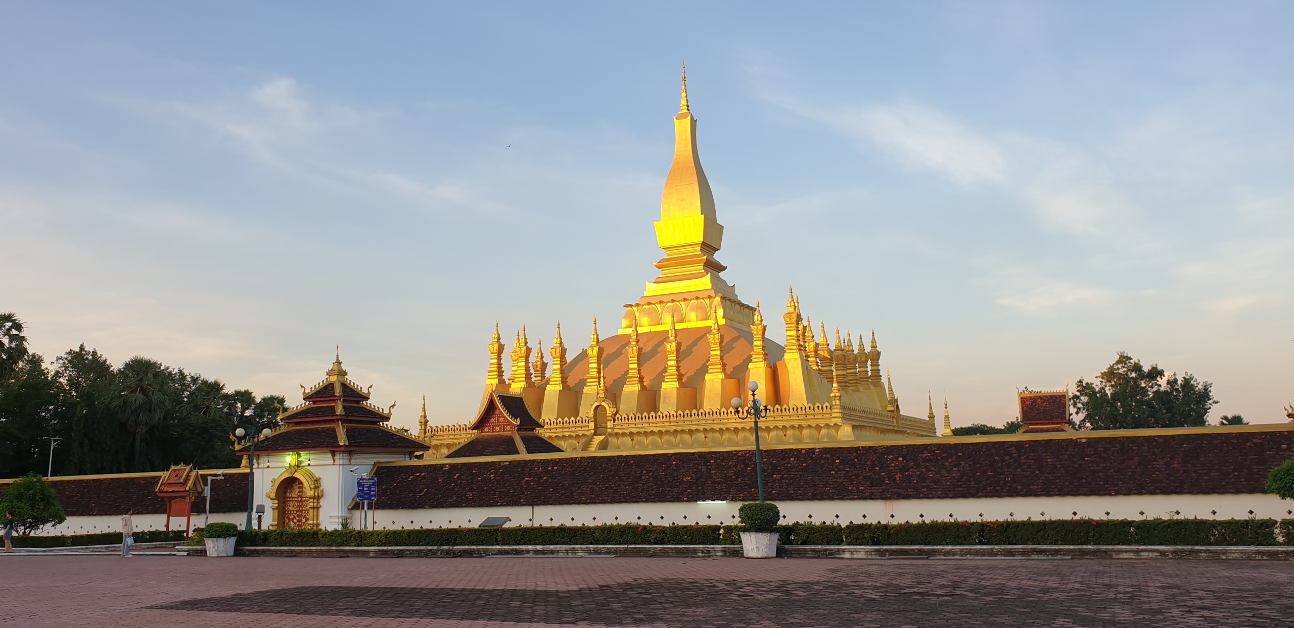 Pha That Luang, the national symbol of Laos, is Vientiane's most sacred monument. This majestic golden stupa embodies the country's history, spirituality, and identity. Every November, the site hosts the That Luang Festival, one of Laos's largest cultural and religious events, combining Buddhist ceremonies, processions, markets, and traditional festivities.