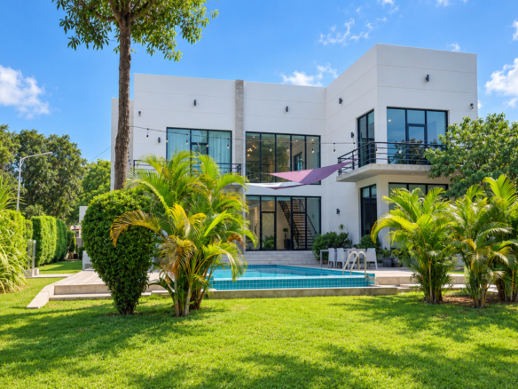 Modern villa with swimming pool for rent in Vientiane – facade and tropical garden