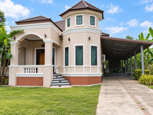 Villa 3 bedrooms for rent with large garden in That Luang Lake area, Vientiane, Laos