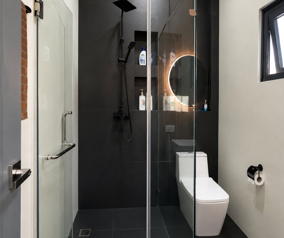 villa khamsavath vientiane second bathroom Second bathroom with black tiling and walk-in shower in a Vientiane villa