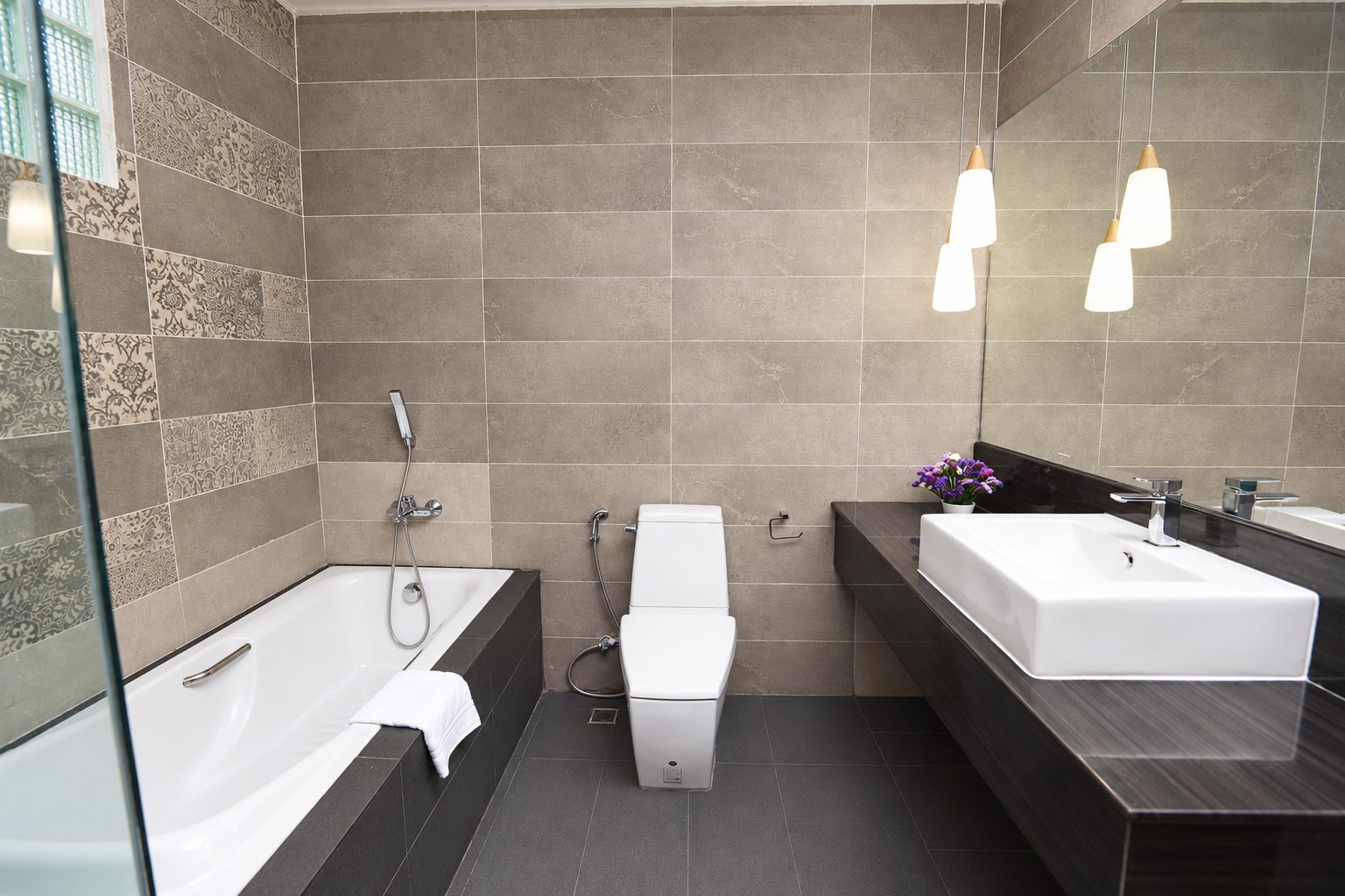 Bathroom with bathtub, apartment for rent in Vientiane