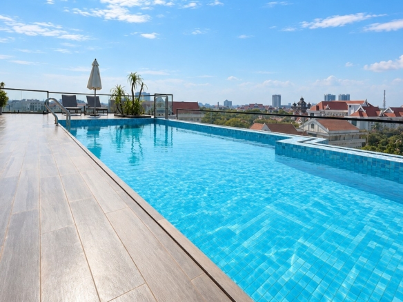 Rooftop infinity pool with city view – new condo apartment near Patuxai, Vientiane