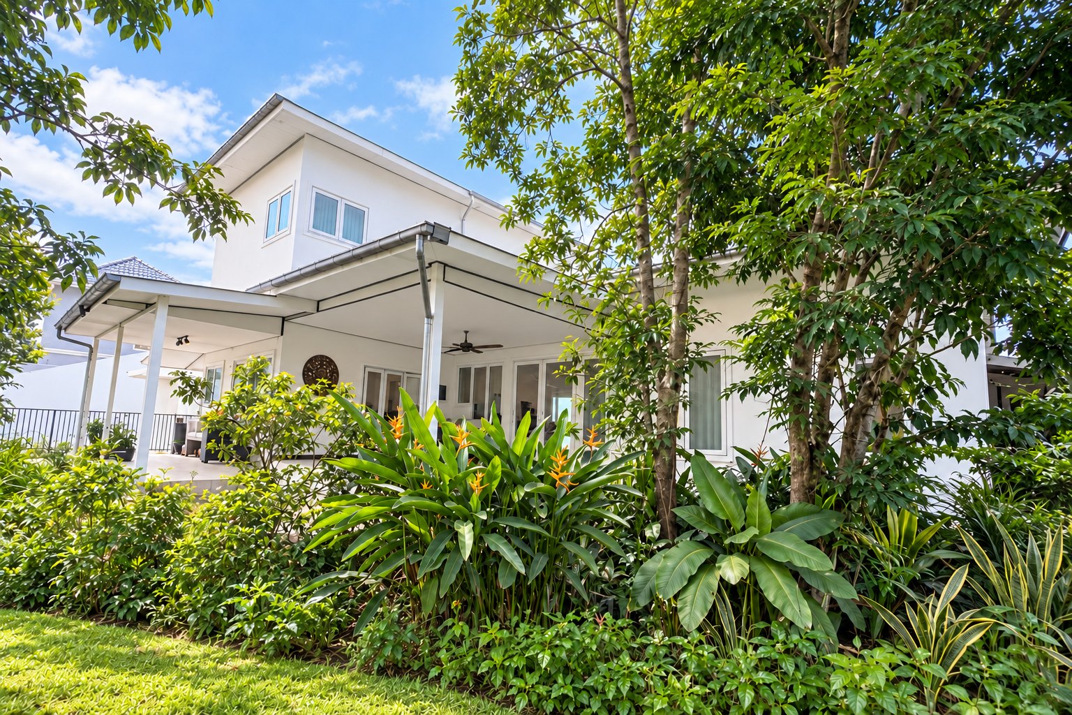 Modern white villa with tropical garden – near Khamsavath railway station, Vientiane
