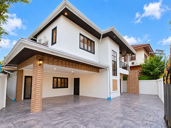 Villa 4 bedrooms for rent in Sisattanak near Parkson, Vientiane – Villa exterior with covered parking
