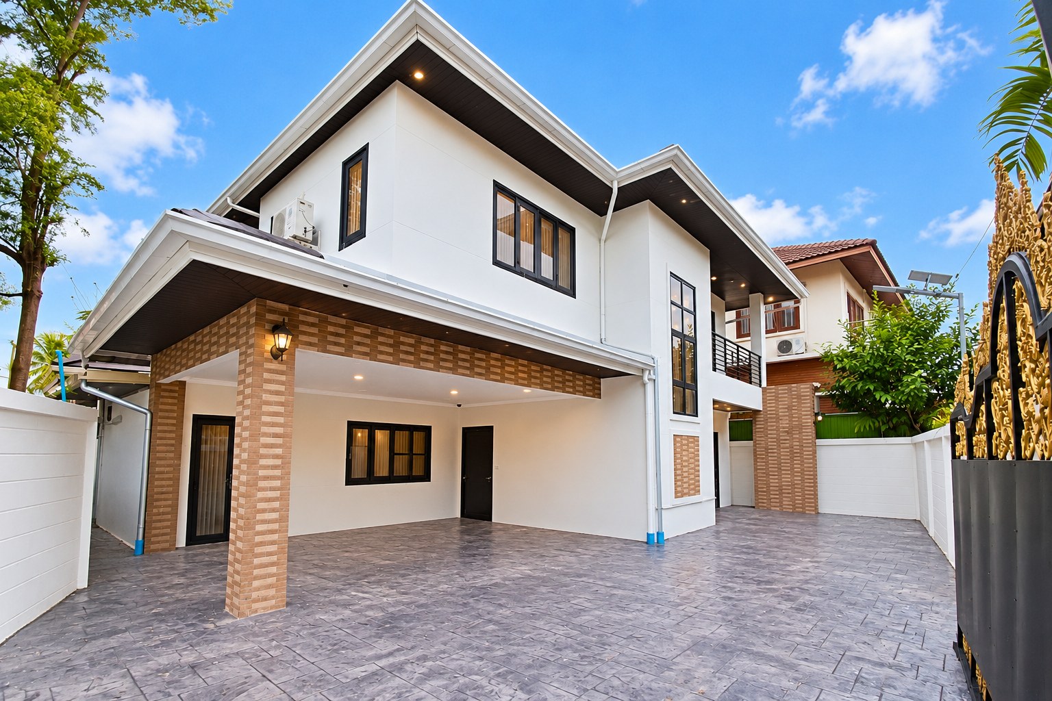 Villa 4 bedrooms for rent in Sisattanak near Parkson, Vientiane – Villa exterior with covered parking