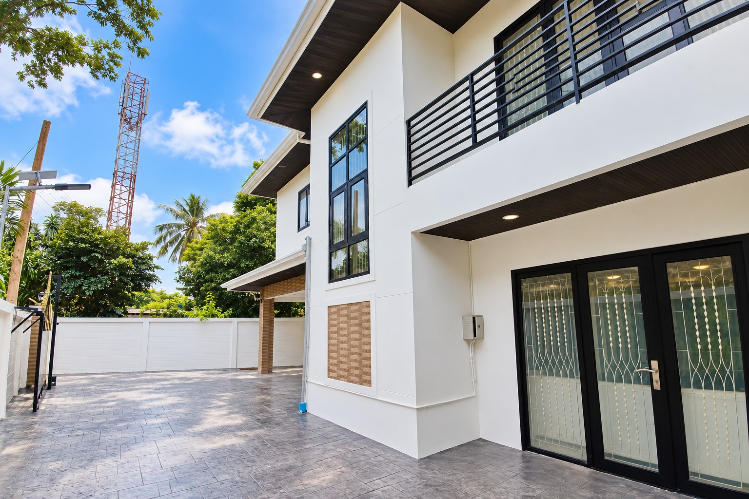 Villa 4 bedrooms for rent in Sisattanak near Parkson, Vientiane – Side view of the villa with balcony