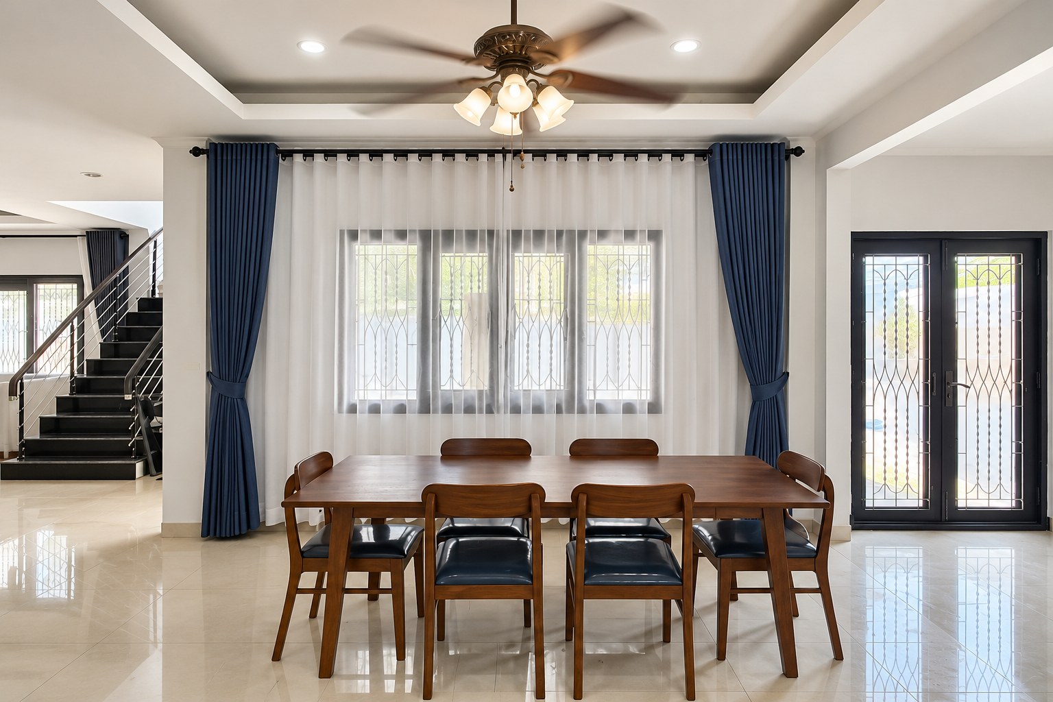 Villa 4 bedrooms for rent in Sisattanak near Parkson, Vientiane – Dining room