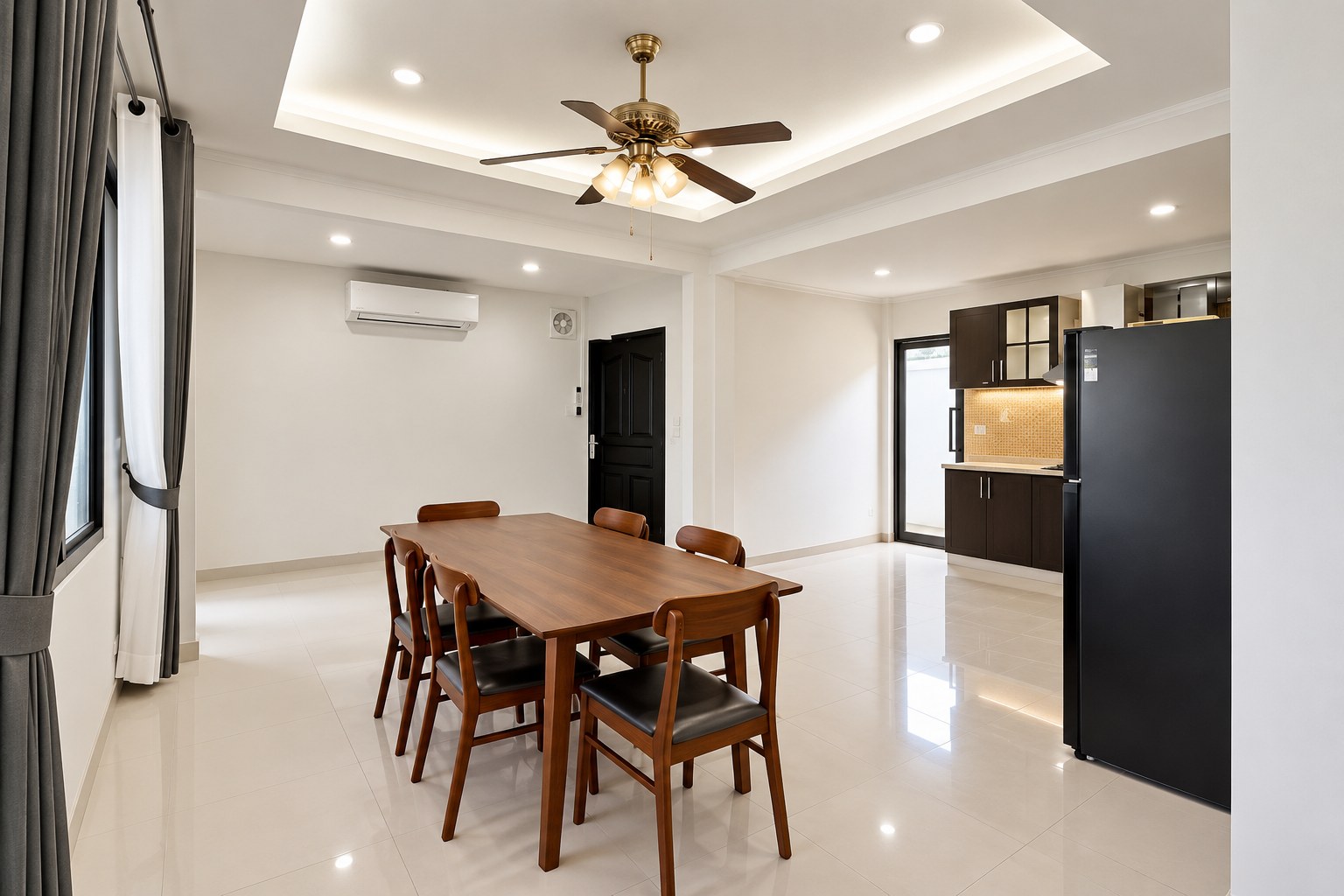 Villa 4 bedrooms for rent in Sisattanak near Parkson, Vientiane – Dining area and kitchen