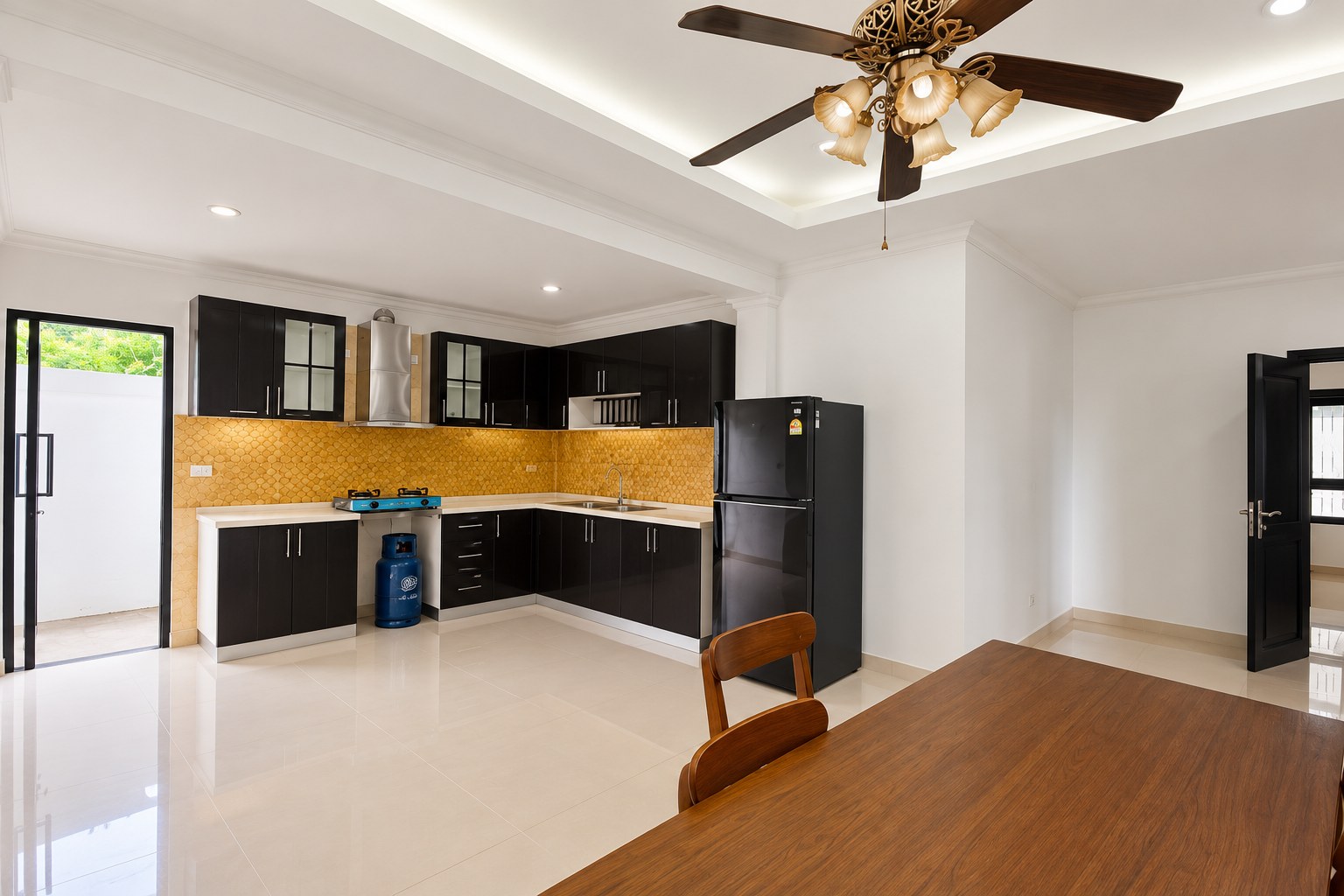 Villa 4 bedrooms for rent in Sisattanak near Parkson, Vientiane – Fully equipped kitchen