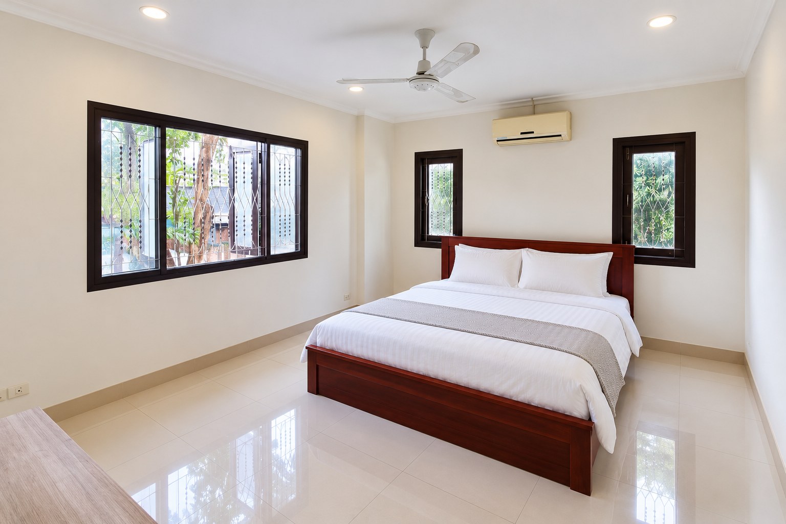 Villa 4 bedrooms for rent in Sisattanak near Parkson, Vientiane – Bedroom with double bed
