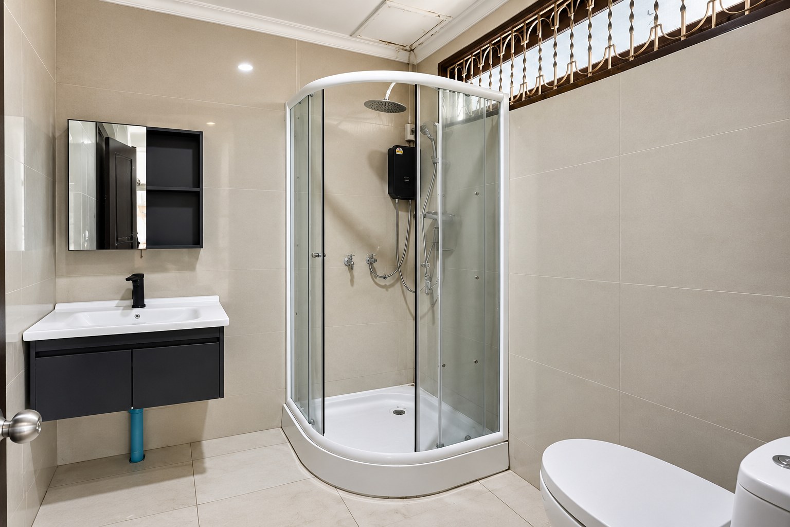 Villa 4 bedrooms for rent in Sisattanak near Parkson, Vientiane – Bathroom with shower
