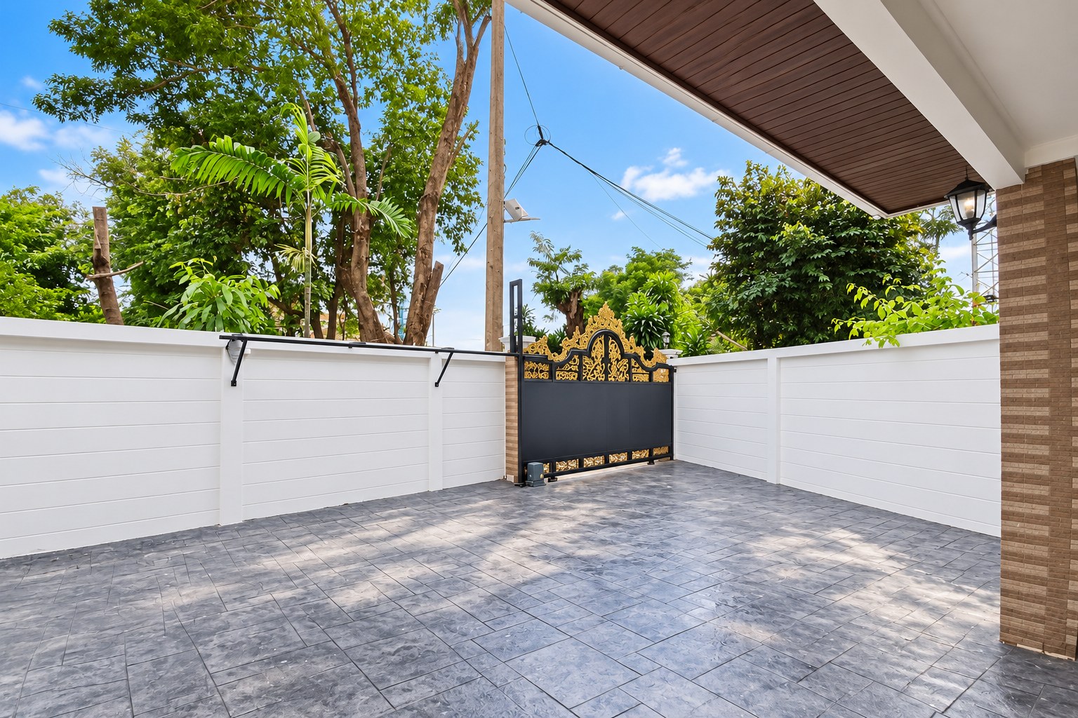 Villa 4 bedrooms for rent in Sisattanak near Parkson, Vientiane – Private courtyard with gate